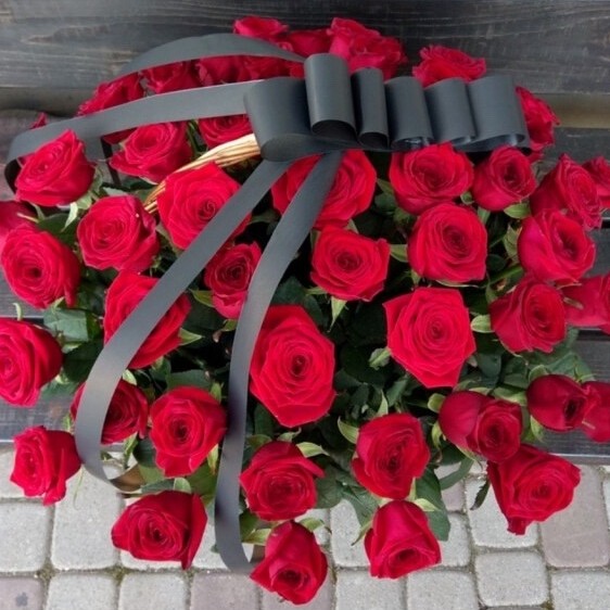 Букет цветов "Траурная корзина из роз"